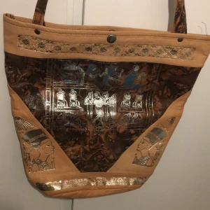 Egyptisk väska - Tunn väska med skinndetaljer och guld/silvriga detaljer. Köpt i Egypten. Högst bud på denna😊
