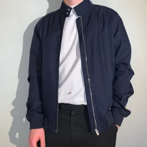 Jacka Strl M - Mörkblå bomberjacka från Volts egna märke ”These glory days”. Bra kvalité och använd fåtal gånger. Köparen står för frakten eller möts upp i gbg 😋