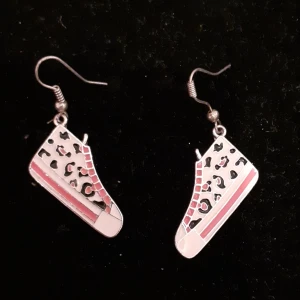 Sneaker örhängen - Köp för 20 kr!