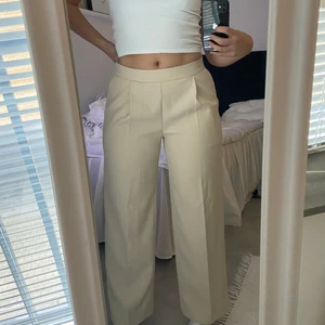 Beiga Kostymbyxor  - Jättesnygga beiga kostymbyxor från Carin Wester! Säljer då jag har ett par andra liknande och dessa har därför inte kommit så mycket till användning. Max använda 3 gånger! Frakt tillkommer🤍