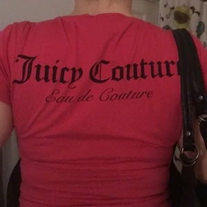 Juicy couture  t-shirt - Oanvänd äkta juicy t-shirt,om fler är intreserade blir de budgivning ,kom privat för fler bilder och frågor.Storleken är L men skulle säga att den är mer som en s-m jag på bilden är en M💕