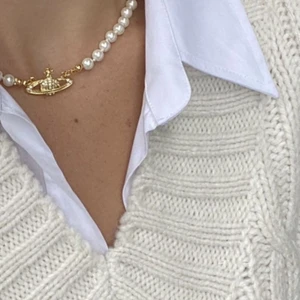 Pärlhalsband - Jätte fint pärlhalsband!!🤍✨ fick det va min mamma när ja fyllde år så vet tyvärr it var de kmr ifrån. Har bara använt de några gånger, de e tyvärr it riktigt min stil så säljer de. Lägg ditt bud i kommentarerna, om de e fler intresserade blir de budgivning🤍  (första å sista bilden e lånad) GRATIS FRAKT 