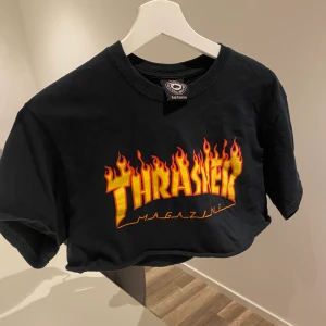 croppad topp - Köpt på Shpock. Verkar som att den tidigare ägaren croppat T-shirten själv. Aldrig använt toppen sen den köptes :) högsta bud: 79kr inkl frakt 