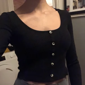 Topp - Säljer denna jättesnygga toppen eftersom den inte kommer till användning, använd max 4 gånger. Passar till allt! Kan skicka fler bilder privat :)