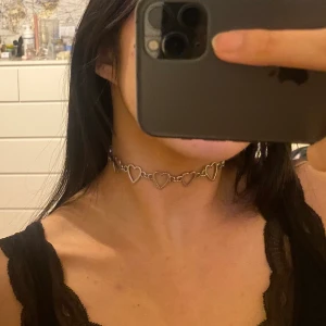 choker halsband, hjärtan  - Silvrigt choker halsband med hjärtan som går att justera. Använt fåtal ggr, frakt tillkommer 🥰