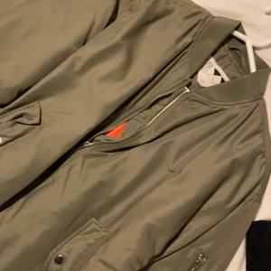 Oanvänd bomberjacka  - Oanvänd bomberjacka men tagsen är ändå borta, storlek S. Betalning sker via swish och köparen står för ev frakt!