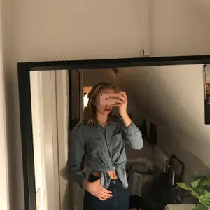 Söt jeansskjorta från Pull & Bear i stl S. Man kan ha den knuten också vilket är snyggt! Bra skick!🥳