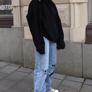 Blåa vida jeans med hål  - Blåa vida jeans med hål i stl S, passar även en lite mindre M. 