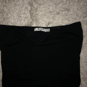Svart Bandeau Top🌻 - En snygg svart bandeau top från NA-KD✨ Aldrig använd och passar för storleken M💗 Kontakta vid intresse💗