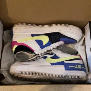 Air force 1 Shadow - Säljer dessa air force 1 shadow. Använda några få gånger därför är dem lite smutsiga men det går enkelt att få bort Pris kan diskuteras vid snabb affär☺️ original pris 1400kr FRI FRAKT