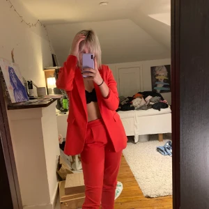 Hotpink kostym!💖⚡️ - Säljer denna jätte fina kostymen då jag inte använder den särskilt ofta längre, den är i en fin stark rosa färg från nakd. Både kavajen och byxorna är i storlek 36, har ett till par identiska byxor i storlek 34 om det skulle passa bättre. Skönt material och as snygg!!💖⚡️ (skickar gärna fler bilder privat vid intresse) 