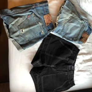 Tre shorts för 200 - Ett par denim Levis shorts, ett par denim diesel shorts och ett par shorts från Urban outfitters. Alla i strl S 