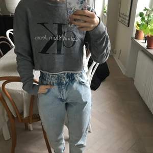Supersnygg croppad Calvin Klein tröja i storlek XS! Passar även S. Kan mötas i Malmö annars står köparen för frakten 💖
