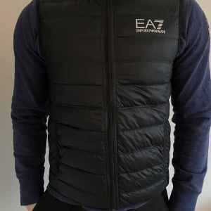 EA7 väst svart - En svart emporio Armani väst. Näst intill oanvänd, självklart äkta.