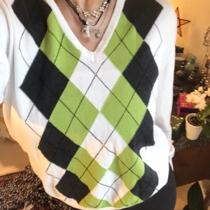 Rutig tröja  - Stickad rutig tröja 🍀 ungefär s/m skulle jag säga beroende på hur man vill att den ska sitta🔮 