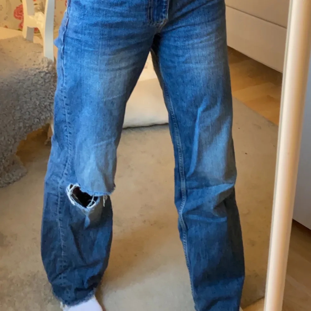 Ett par riktigt snygga jeans med vida ben från zara, använda ett fåtal gånger. Storlek 34 💓 . Jeans & Byxor.