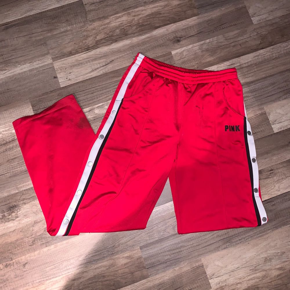 Riktigt coola trackbyxor från Victoria’s secret i skönt material, går att knäppa upp. Size M, passar någon som är 1,70 i längd då de är lite för långa för mig som är 1,60. Tyvärr en liten färg fläck på de längst upp som man ser på sista bilden. 💓. Jeans & Byxor.