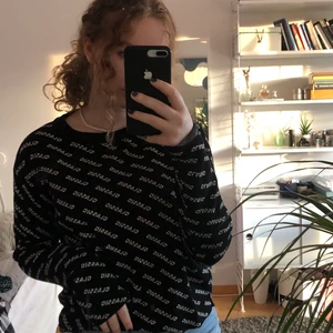 Classic knit sweater - Mysig tjocktröja med print till sena sommarkvällar! Köpt från chiquelle för några år sedan (säljs ej längre) och användes regelbundet då, nu sitter den bara i garderoben. Bra skick. Storleken är onesize. Jag brukar ha S/M och den sitter bra på mig :)