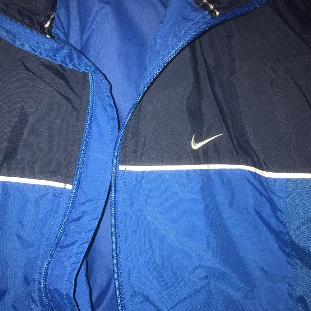 Blå jacka från Nike, som är i väldigt bra skick, frakt tillkommer på 60kr(spårbart):)                                                   HÖGSTA BUDET LIGGER PÅ 450kr inkl frakt . Jackor.