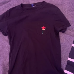 Jamaica Tshirt - • Nu säljs min Jimaica tshirt!!! Tshirten har ett röd/grönt/gult palmträd🌴 på bröstfickan och en text där bak där det står ”Kingston”. Den har tyvärr bara legat i garderoben och max andvänts 3 gånger så nästan som ny✨ • 