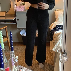 svarta manchester byxor  - superfina brallor i manchester, knappt använda så i väldigt fint skick! står ingen storlek men passar mig som är 170cm, skulle säga s-m! frakt tillkommer 💕💕