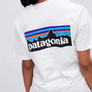 Supernajs vit tröja från Patagonia köpt på junkyard, den sitter lite mer oversized på mig med S