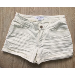 Shorts - Off white shorts i storlek 32 (ej midjestorlek, XS ungefär). Använda typ 1 gång så väldigt fint skick!