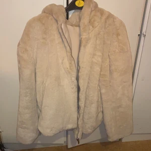 Mysig jacka från Zara - Jätte gosig vår/höst jacka från Zara. Har en dragkedja, luva samt fickor. Den har en liten slit på sidan då bakdelen är lite längre än framdelen vilket är väldigt snyggt. 