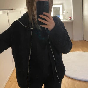 Manchester jacka st xs - En jätte fin varm jacka som är oanvänd och i gott skick. Köparen betalar frakt skickas mot förskottsbetalning 