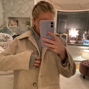 Jacka Pull and Bear - Så fin jacka från Pull and Bear i storlek S. Säljer på grund av att jag har andra jackor.