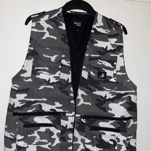 Väst - Asball camo väst! Älskar den, fin till byxor, kjol, klänning och allt möjligt!
