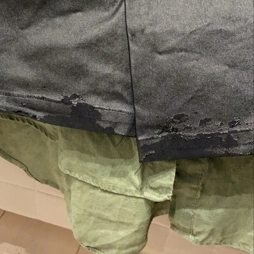 SUPERCOOLA skinnbyxor från nakdXafj med coola dragkedjor! Använda och har små skador bak längst ner (se andra bilden) men det syns knappt när man har på sig dom!! Jag är 170cm!. Jeans & Byxor.