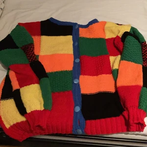 Harry Styles cardigan  - Säljer min Harry Styles inspirerade cardigan som är helt ny o oanvänd.  Oversized. Ställ gärna frågor. Frakt tillkommer. Skickas spårbart. 