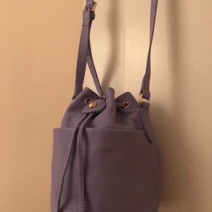 &Other Stories Väska  - Lila läderväska från &Other Stories. Knappt använd så bra skick. Nypris 1100kr.