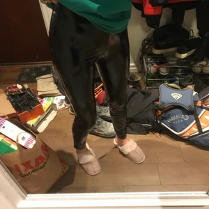 Lackbyxor, strl 36 - Riktigt snygga lackbyxor i storlek 36 (S). Kommer tyvärr inte till användning längre. Jättefint skick då dom knappt är använda. Hör av er vid intresse!