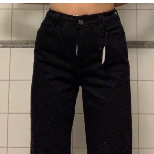 Raka Jeans - Supersnygga !! Aldrig använda från Zara💕 extra långa. Storlek 36❤️❤️ 230 + 50kr frakt. 