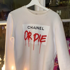 Chanel or die Sweatshirt - Säljer denna snygga tröja köpt för 1500, den är knappt använd och funkar till allt! 