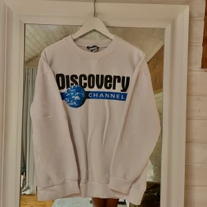 Vit sweatshirt  - En super snygg sweatshirt ifrån Zara X Discovery Channel. Använd en gång, köparen står för frakten 🥰🥰🥰🥰