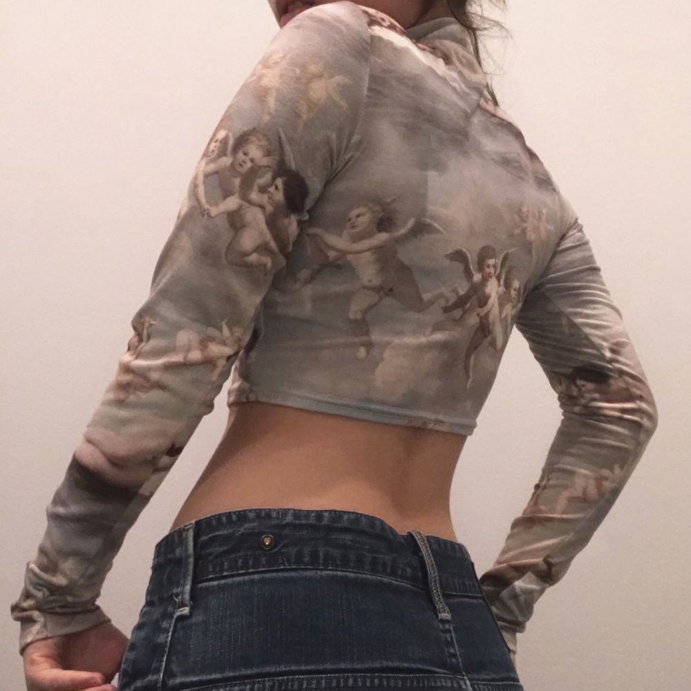 đJAG BJUDER PĂ
FRAKTENđ Super snygg cherub crop top köpt pĂ„ Pretty Little Thing i mjukt material. SĂ€ljer eftersom den Ă€r alldeles för kort pĂ„ mig, dĂ€rför utmĂ€rkt skick för den enbart anvĂ€nds nĂ„n enstaka gĂ„ng. Byxorna jag har pĂ„ mig finns ocksĂ„ till salu pĂ„ min profil! . Toppar.