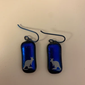 Örhängen Känguru  - Säljer dessa jättefina örhängen med stenar med kängurur på! Desinfekterade! Frakt 15 kr! 