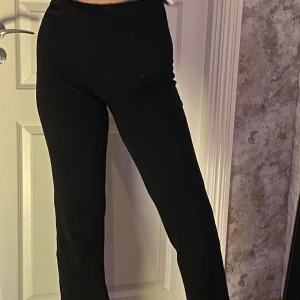 Kostymbyxor Strl 36 - Säljer ett par kostymbyxor från Nelly i storlek 36. Använda ganska mycket. Köptes för 300kr och säljer de för 50kr. Jag är 178 cm lång och de sitter perfekt i längden. Säljer för köpt likadana i en större storlek. 50kr+frakt🥰