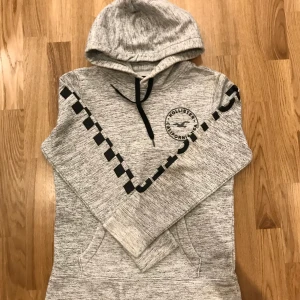 HOLISTER Hoodie - perfekt skick båda är storlek Herr XS  båda tillsammans är 700kr och separata är 350kr. Kontakta for mer bilder