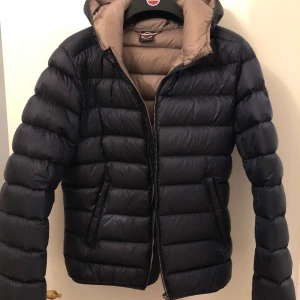 Colmar jacka  - Colmar jacka i storlek 40 (XS-S). Jätte fint skick inga slitningar eller något alls!! Mörkblå färg