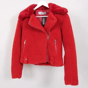 Röd teddyjacka - ivyrevel - Nypris 1299kr.                                                            En röd Teddy jacka från märket ivyrevel, använd ett fåtal gånger så i nyskick