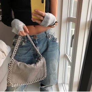 Grå Väska M - Superfin grå väska från TIAMO. Knappt använd, köpt för 500 kr. Första bilden är lånad