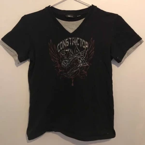 Svart t-shirt - En simpel t-shirt med motiv. Köp nu!