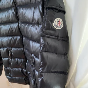 Moncler jacka till salu‼️ - Säljer min jacka från Moncler i ny skick. Den är använd endast få tal gånger Max 7 gånger som jag kan minnas i alla fall. Säljs för att den är för stor för mig. Etiker följs med samt dustbag. Inga skador alls som sagt är den som ny. 