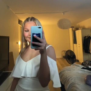 Volang klänning  - Vit klänning med volang från Nelly.com. Använd endast en skolavslutning💞✨