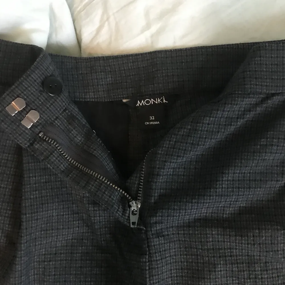 Rutiga kostymbyxor från Monki i storlek 32, använda fåtal gånger men i gott skick🖤. Jeans & Byxor.