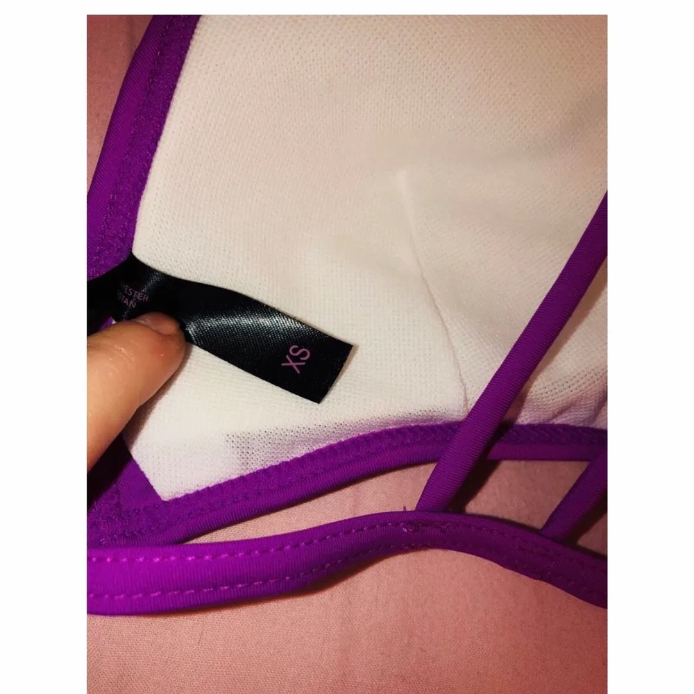 Aldrig använd söt lila bikinitopp, snöring bak som fin detalj. Storlek XS. Övrigt.